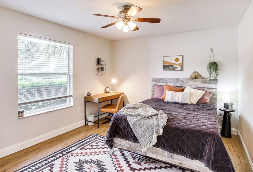 Stylish Navarre House W/ Patio: 4 Mi To Beach!