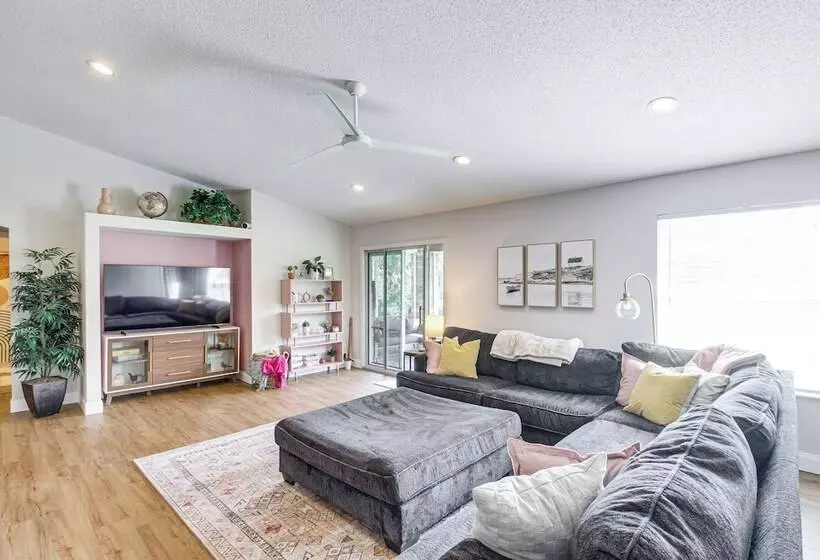 Stylish Navarre House W/ Patio: 4 Mi To Beach!