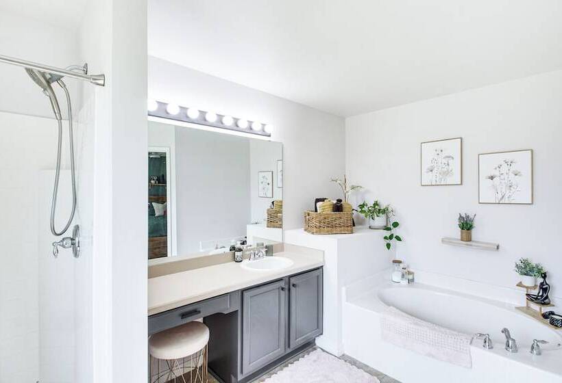 Stylish Navarre House W/ Patio: 4 Mi To Beach!