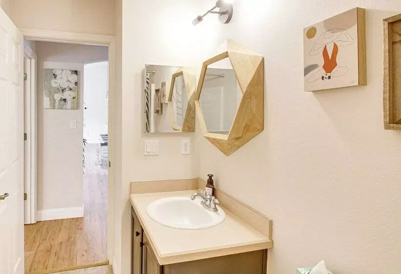 Stylish Navarre House W/ Patio: 4 Mi To Beach!