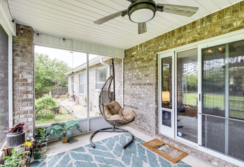 Stylish Navarre House W/ Patio: 4 Mi To Beach!