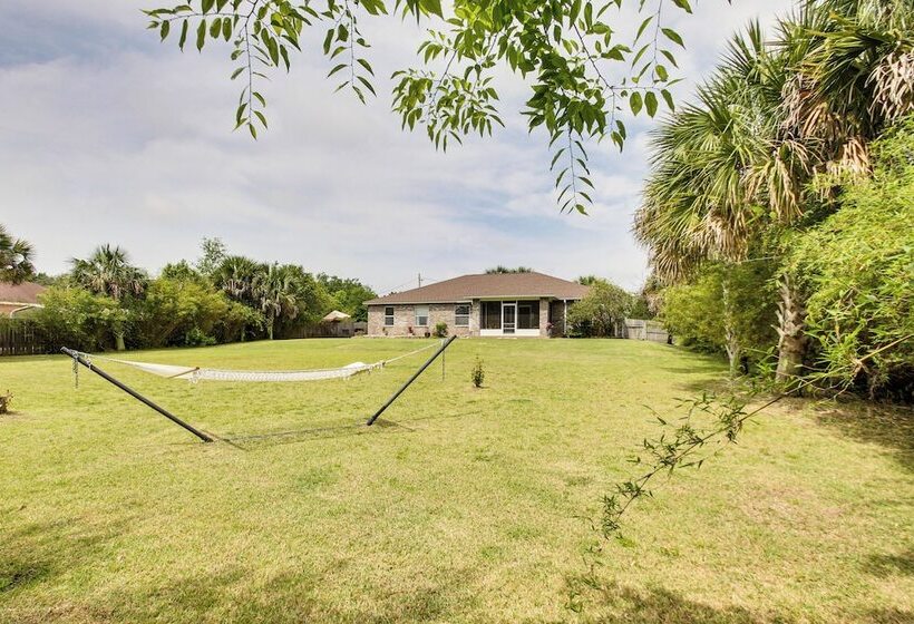 Stylish Navarre House W/ Patio: 4 Mi To Beach!