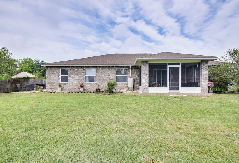 Stylish Navarre House W/ Patio: 4 Mi To Beach!