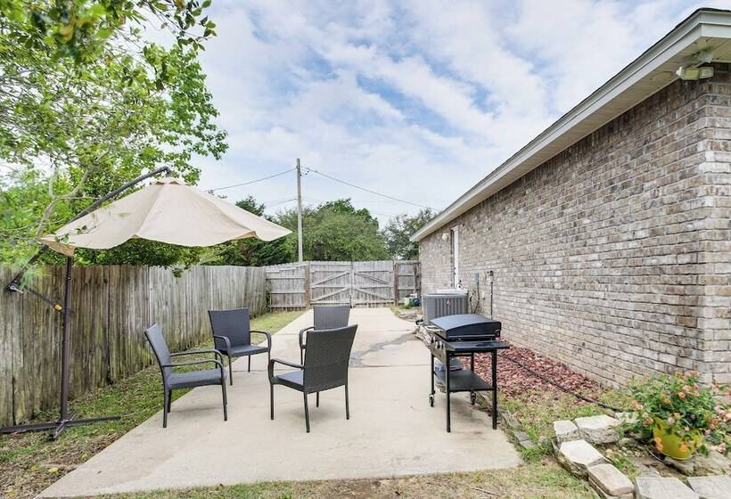 Stylish Navarre House W/ Patio: 4 Mi To Beach!