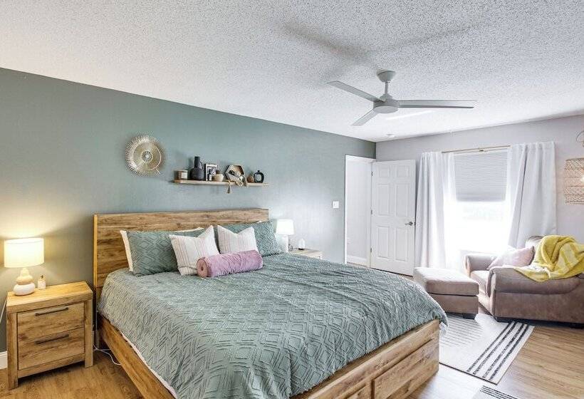 Stylish Navarre House W/ Patio: 4 Mi To Beach!