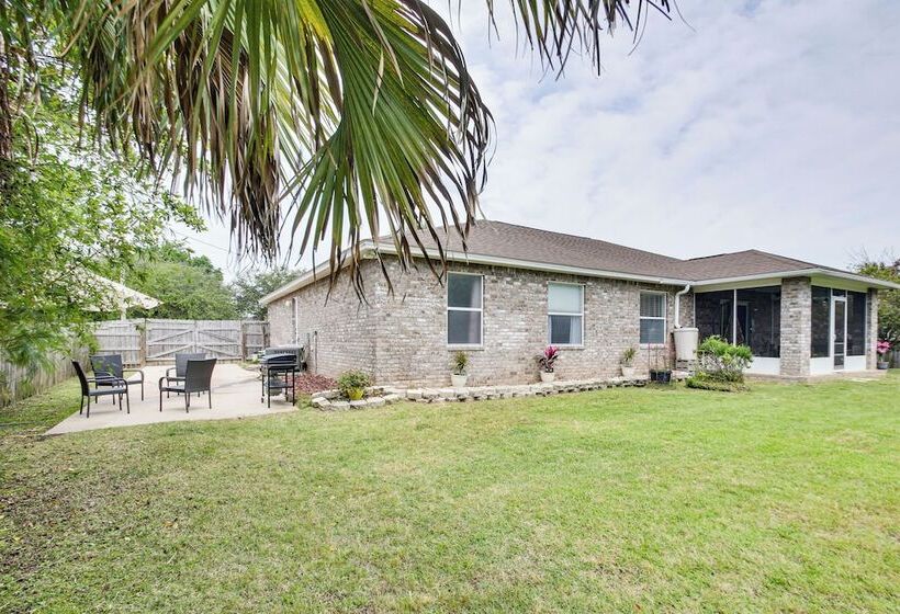 Stylish Navarre House W/ Patio: 4 Mi To Beach!