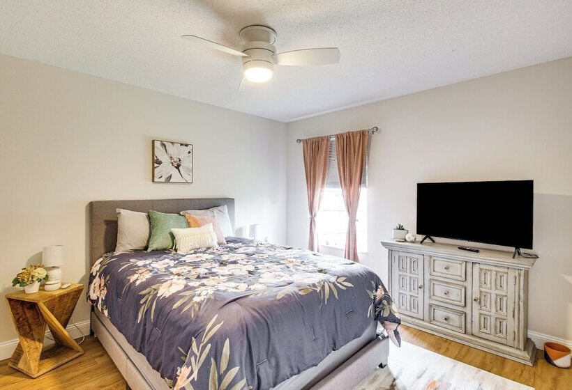 Stylish Navarre House W/ Patio: 4 Mi To Beach!