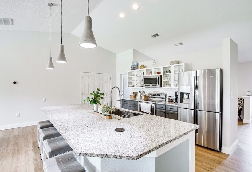 Stylish Navarre House W/ Patio: 4 Mi To Beach!