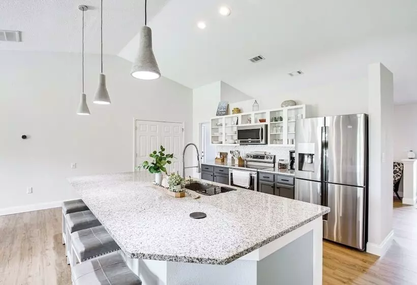 Stylish Navarre House W/ Patio: 4 Mi To Beach!