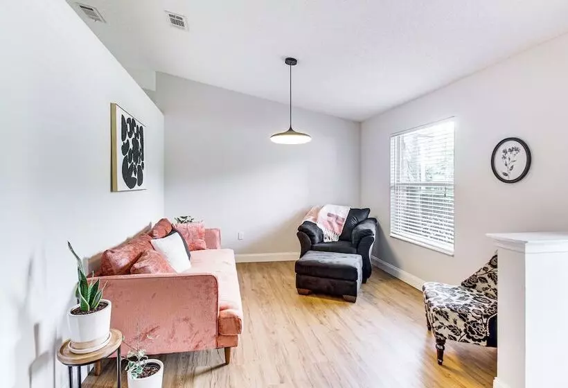 Stylish Navarre House W/ Patio: 4 Mi To Beach!