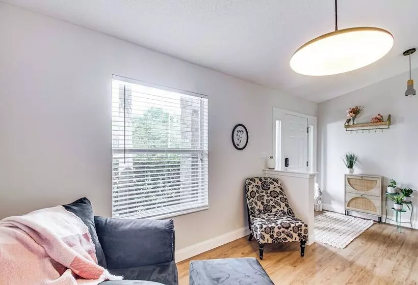 Stylish Navarre House W/ Patio: 4 Mi To Beach!