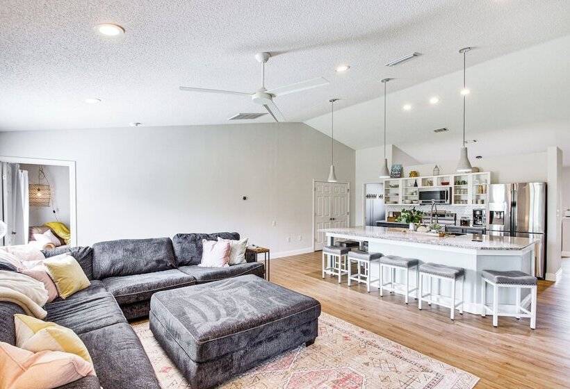 Stylish Navarre House W/ Patio: 4 Mi To Beach!