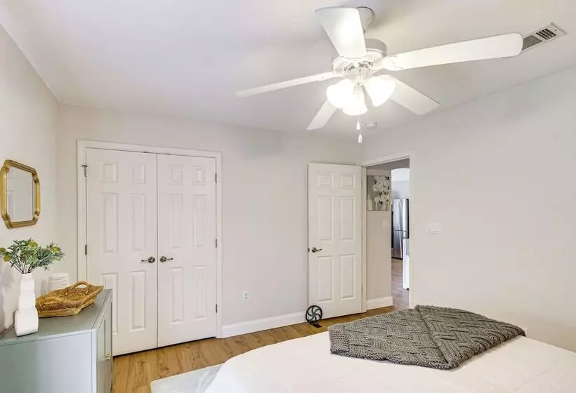 Stylish Navarre House W/ Patio: 4 Mi To Beach!