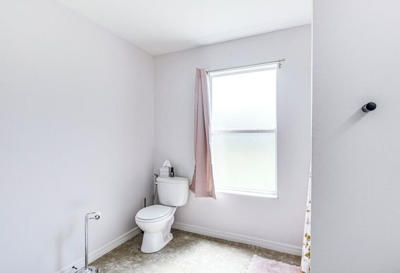 Stylish Navarre House W/ Patio: 4 Mi To Beach!