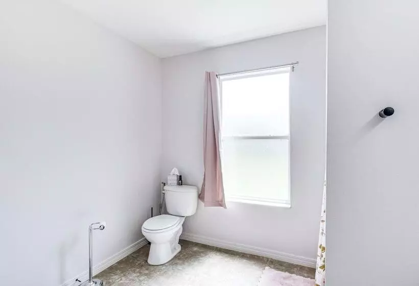 Stylish Navarre House W/ Patio: 4 Mi To Beach!