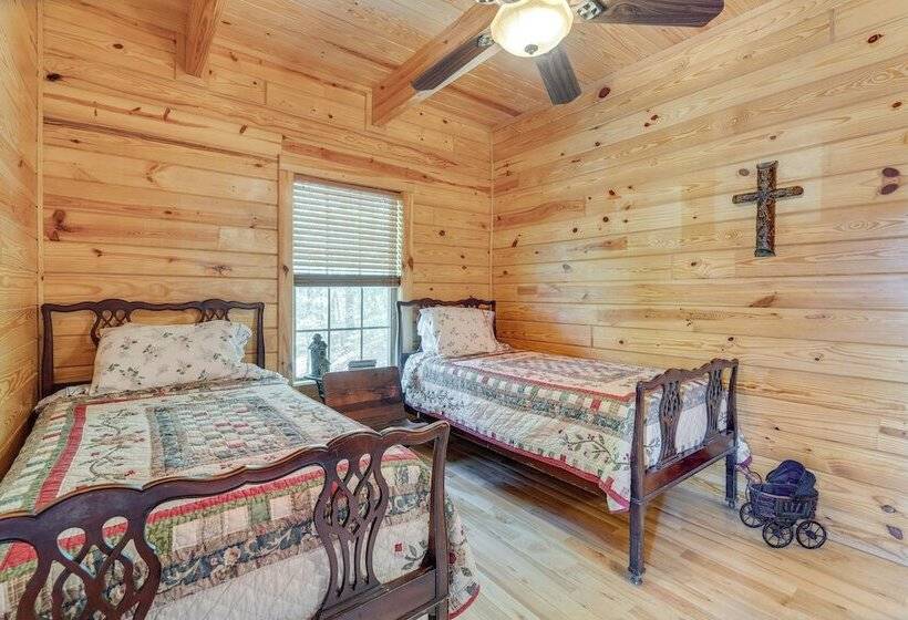 Wanderlust Cabin  W/ Deck & Lovely Mountain Views