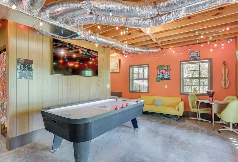 Wanderlust Cabin  W/ Deck & Lovely Mountain Views