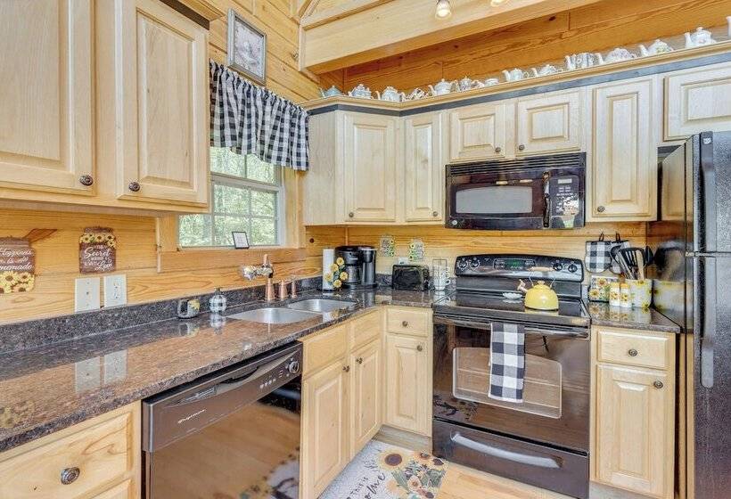 Wanderlust Cabin  W/ Deck & Lovely Mountain Views