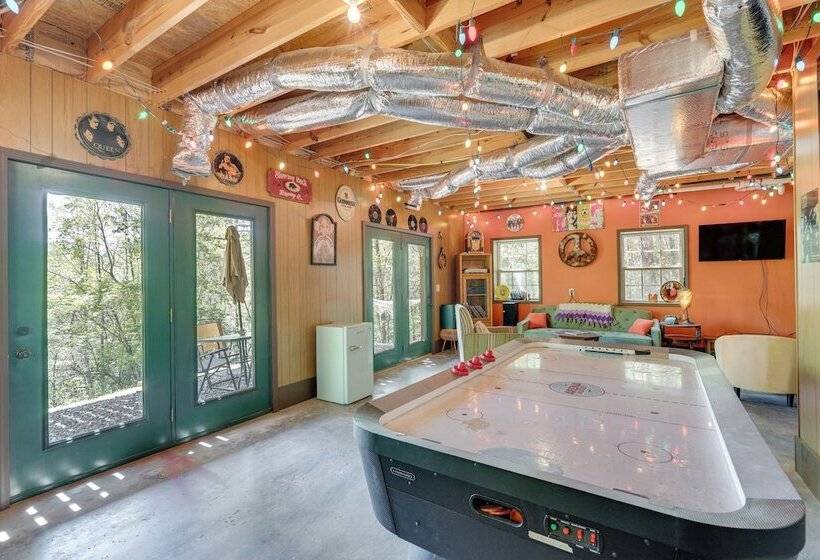 Wanderlust Cabin  W/ Deck & Lovely Mountain Views