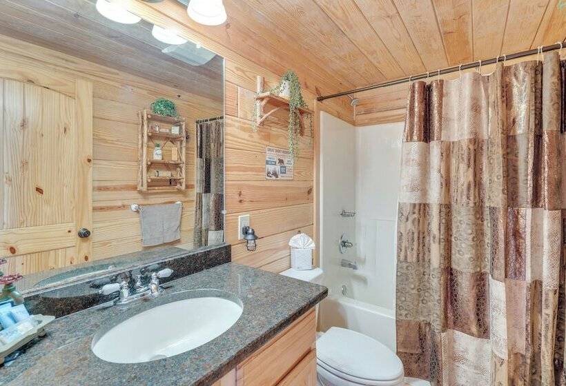 Wanderlust Cabin  W/ Deck & Lovely Mountain Views