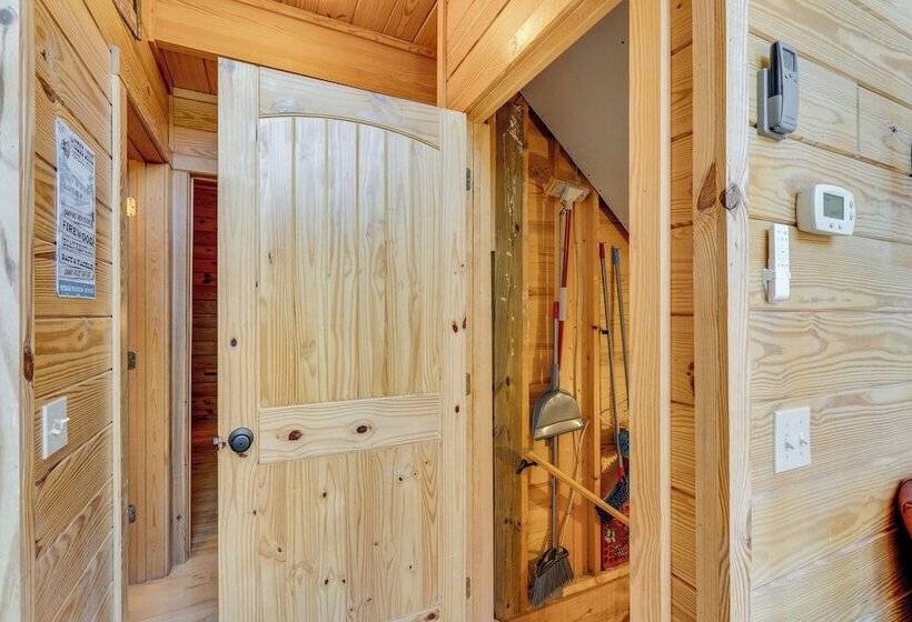 Wanderlust Cabin  W/ Deck & Lovely Mountain Views