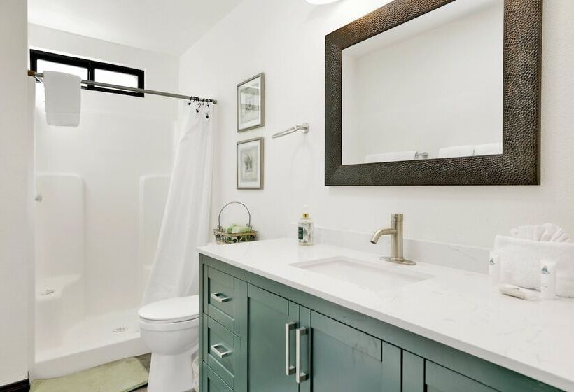 Georgia Street Retreat #2344