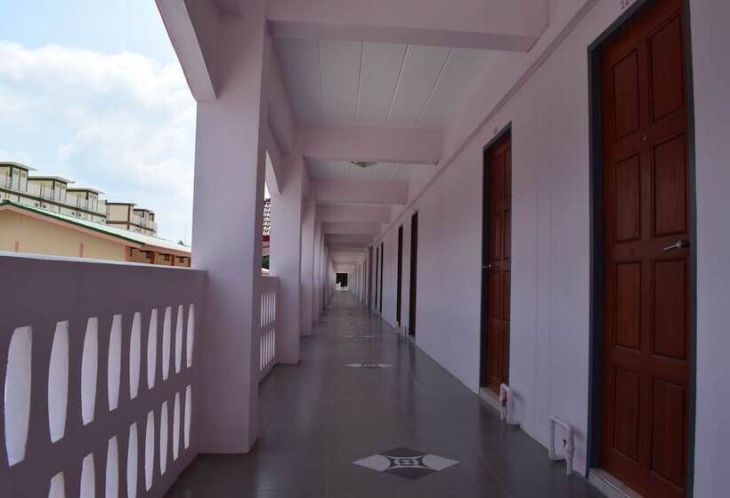 בית מלון כפרי Lopburitown