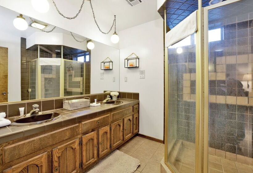 Maple Leaf Retreat #2330