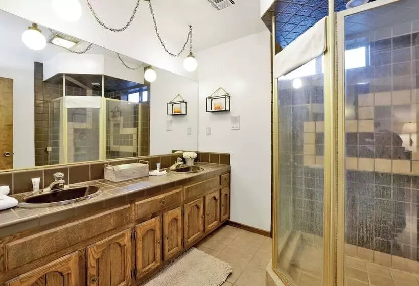 Maple Leaf Retreat #2330