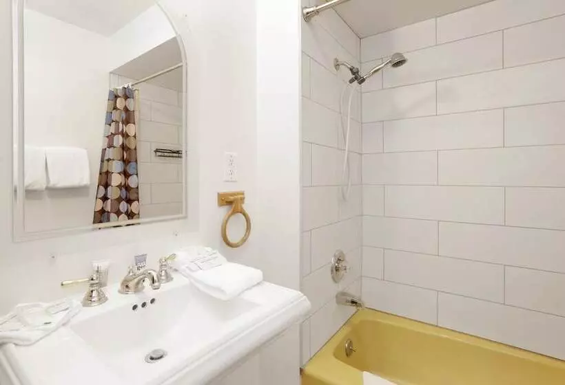 Maple Leaf Retreat #2330