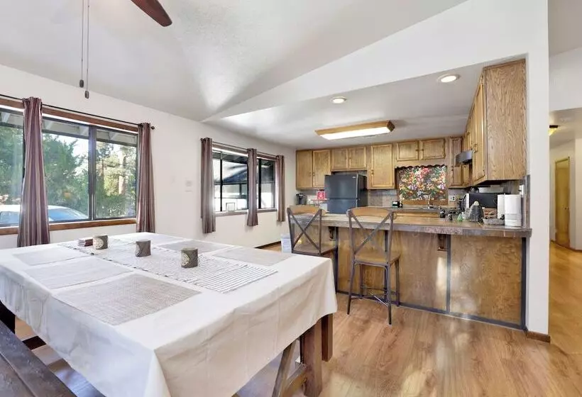 Maple Leaf Retreat #2330