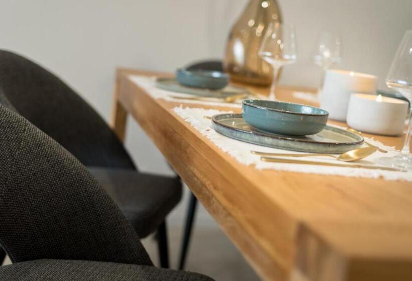 تختخواب و صبحانه The Luxury Verdant Garden