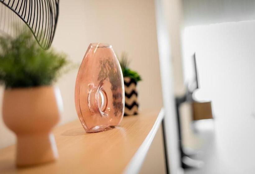 تختخواب و صبحانه The Luxury Verdant Garden