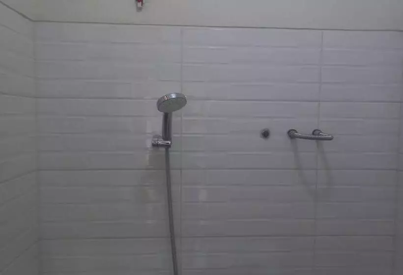 Hotelli Oyo 94020 Lia Kost Syariah