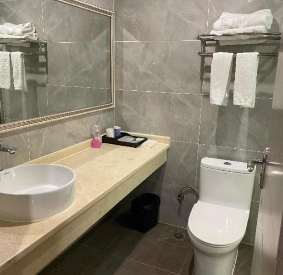 בית מלון כפרי Jtour Inn Maoming Huazhou Beijing Road Railway Station