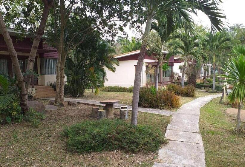 Szálloda Raisubsomboon Resort