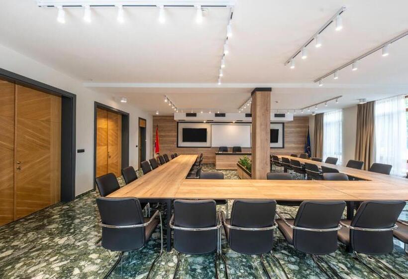 هتل Dve Kule Resort & Winery