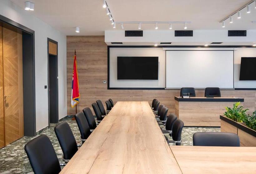 هتل Dve Kule Resort & Winery