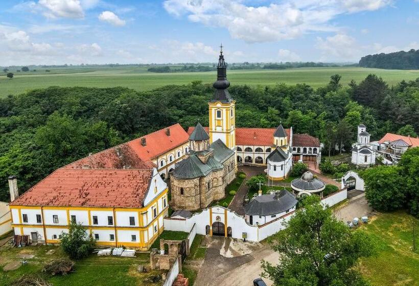 هتل Dve Kule Resort & Winery