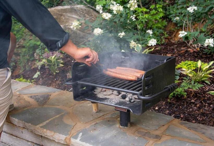 אתר נופש Pine Luxury Treehouse Near Lake Guntersville