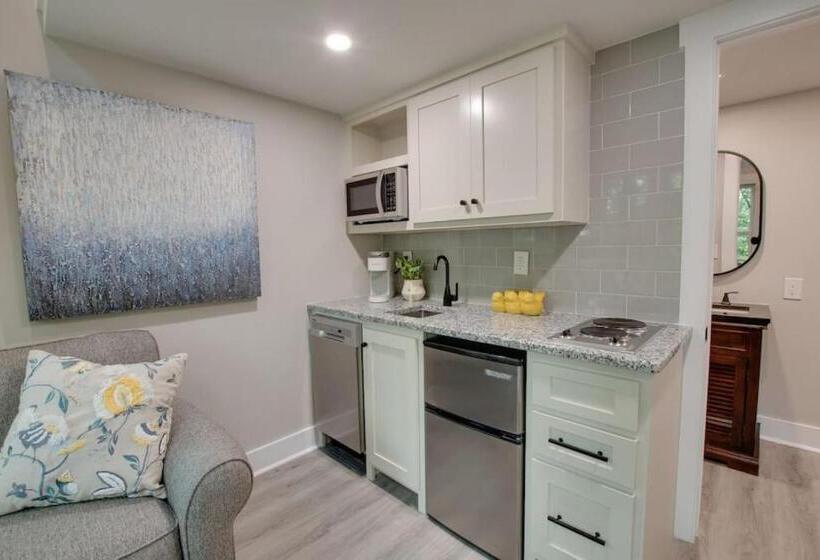 אתר נופש Pine Luxury Treehouse Near Lake Guntersville