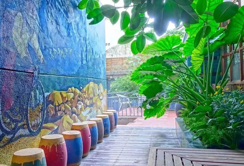Kunming Upland International Youth Hostel Near The City Center , 2 Mins Walk To The Green Lake,3 Min