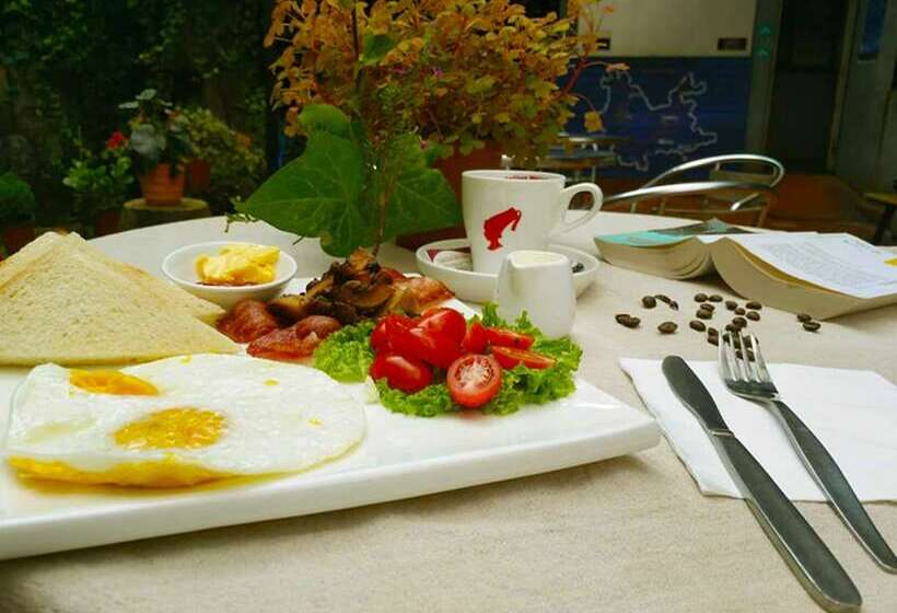 Kunming Upland International Youth Hostel Near The City Center , 2 Mins Walk To The Green Lake,3 Min