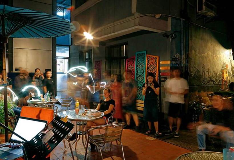 Kunming Upland International Youth Hostel Near The City Center , 2 Mins Walk To The Green Lake,3 Min