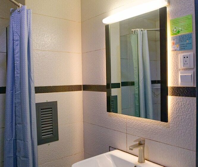 Kunming Upland International Youth Hostel Near The City Center , 2 Mins Walk To The Green Lake,3 Min