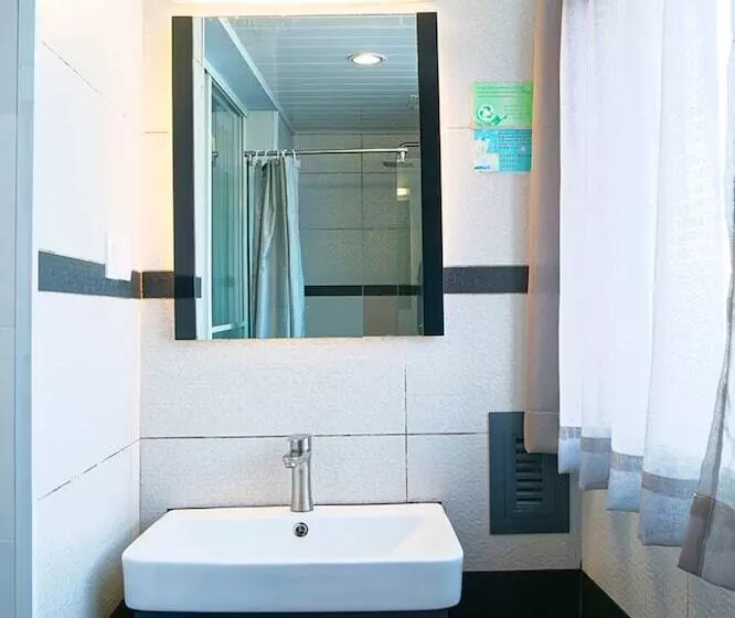 Kunming Upland International Youth Hostel Near The City Center , 2 Mins Walk To The Green Lake,3 Min
