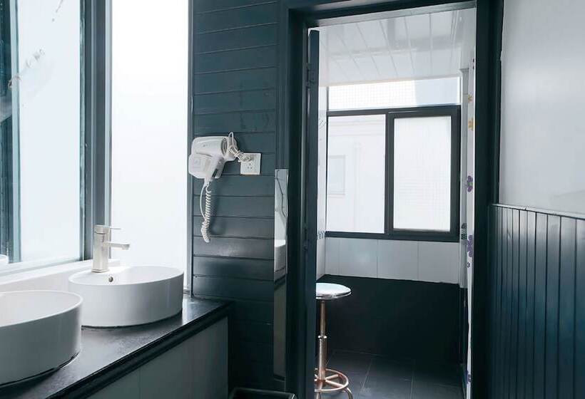 Kunming Upland International Youth Hostel Near The City Center , 2 Mins Walk To The Green Lake,3 Min