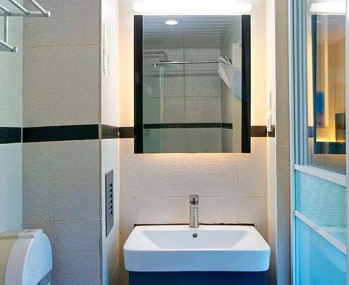 Kunming Upland International Youth Hostel Near The City Center , 2 Mins Walk To The Green Lake,3 Min