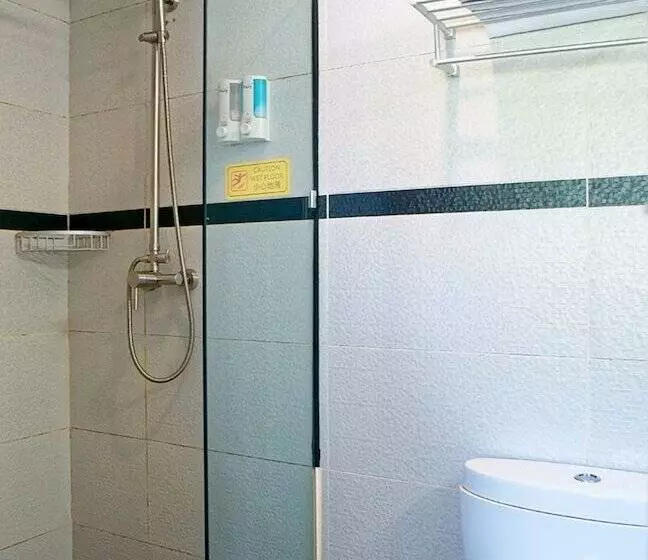 Kunming Upland International Youth Hostel Near The City Center , 2 Mins Walk To The Green Lake,3 Min