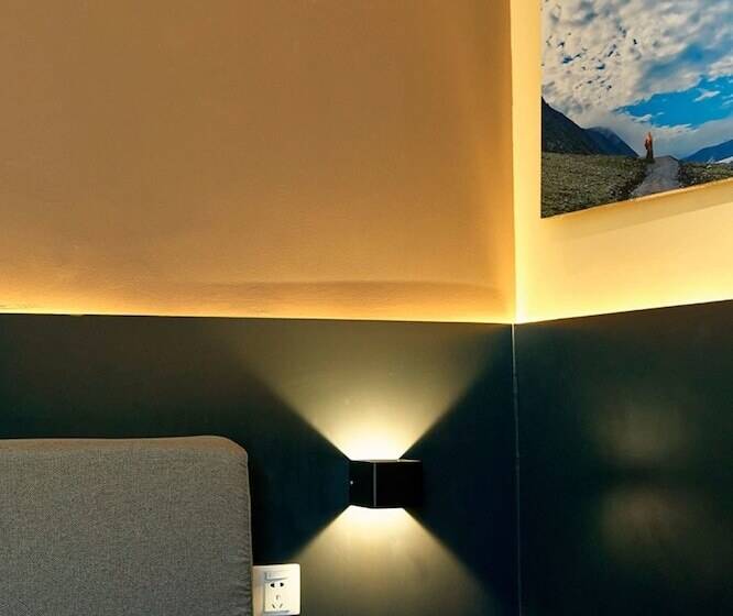 Kunming Upland International Youth Hostel Near The City Center , 2 Mins Walk To The Green Lake,3 Min